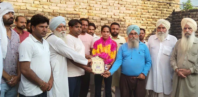 800 मीटर रेस में गोल्ड मेडलिस्ट खिलाड़ी का गांव में जोरदार स्वागत