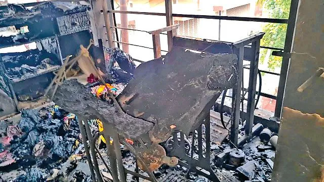 बुटीक पर आग लगने से कपड़े व मशीनें जलकर राख