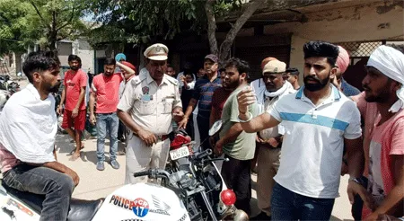 बाईक मालिक ने घर जाकर दबोचा बाईक चोर, पुलिस को सौंपा
