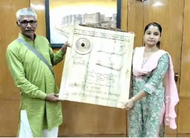 जिला कलक्टर को भेंट की स्वीप गतिविधि पर आधारित कलाकृति