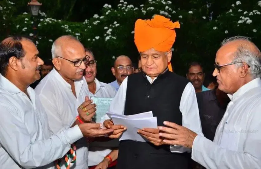 आवासन बोर्ड कर्मचारी संघ ने मुख्यमंत्री को दिया ज्ञापन