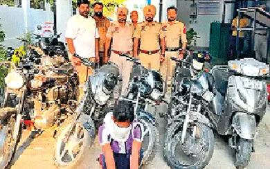 वाहन चोर गैंग का फरार मैंबर चढ़ा पुलिस के हत्थे, आठ बाइक भी बरामद
