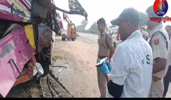 भरतपुर में ट्रेलर एवं बस के टकराने पर 11 लोगों की मौत, 15 घायल