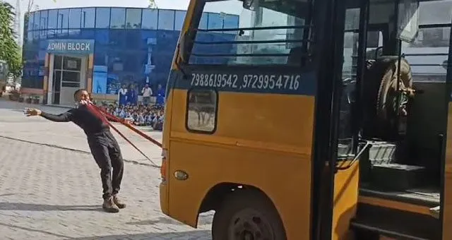 स्टील मैन ने किए आँखों से वजन उठाने व दांतों से स्कूल बस खींचने सहित अन्य स्टंट