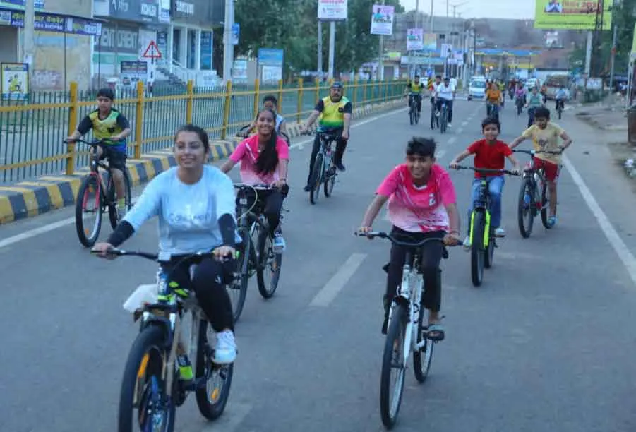 जब साइकिल पर सवार सड़कों पर उतरी महिला शक्ति तो…!