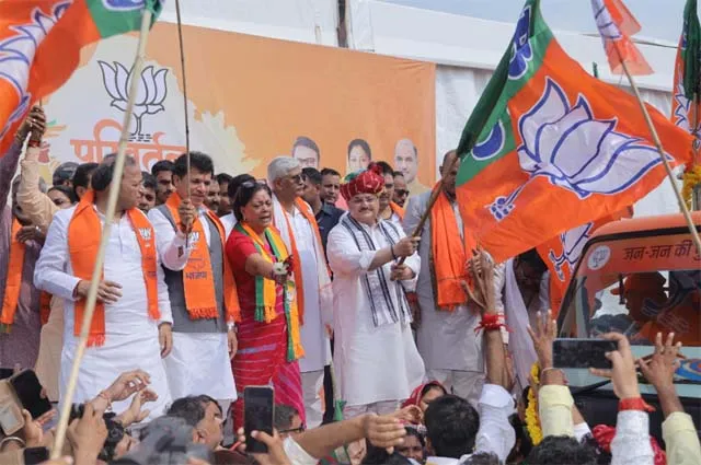 BJP Parivartan Yatra: जेपी नड्डा ने हरी झंडी दिखा किया रवाना