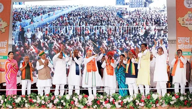 भाजपा की ”परिवर्तन संकल्प यात्रा” का दूसरा रथ गृहमंत्री ने हरी झंडी दिखाकर किया रवाना