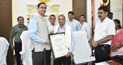 जिलाधिकारी ने टीचर्स को किया सम्मानित