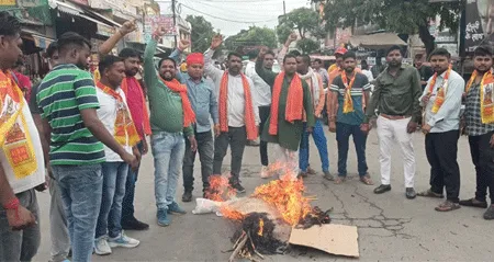 सनातन धर्म पर अभद्र टिप्पणी के विरोध में तमिलनाडु के मुख्यमंत्री के पुत्र का पुतला किया दहन