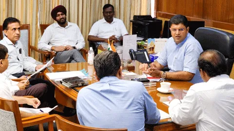 मुंबई एक्सप्रेस-वे और दिल्ली-जम्मू-कटरा एक्सप्रेस-वे पर नई एयरस्ट्रिप बनाने की तैयारी में सरकार – डिप्टी सीएम