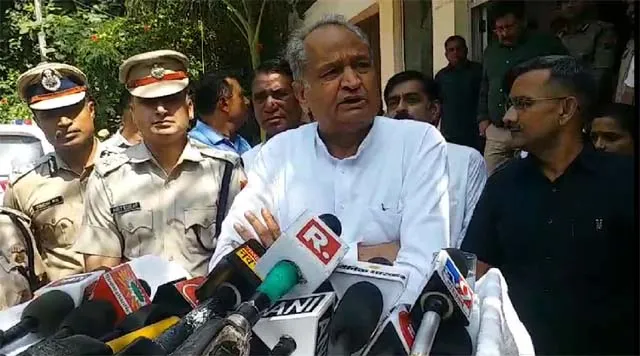 महिला को निर्वस्त्र कर घुमाने का मामला: पीड़ित महिला से मिले मुख्यमंत्री