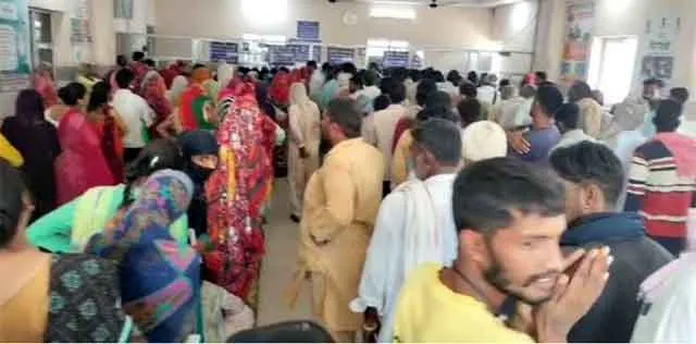 ओपीडी पर्ची नहीं कटने से परेशान होते रहे मरीज व परिजन
