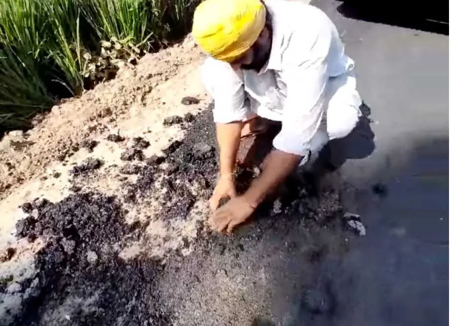 लोक निर्माण विभाग का कारनामा, रेत के ऊपर बजरी डालकर रातों रात बना दी सड़क