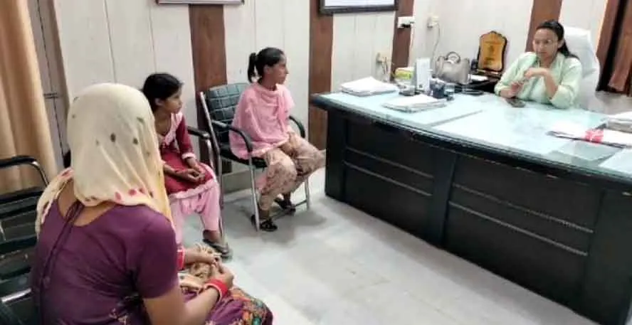 तीन बच्चियों के साथ जिला कलक्टर की चौखट पर पहुंची महिला