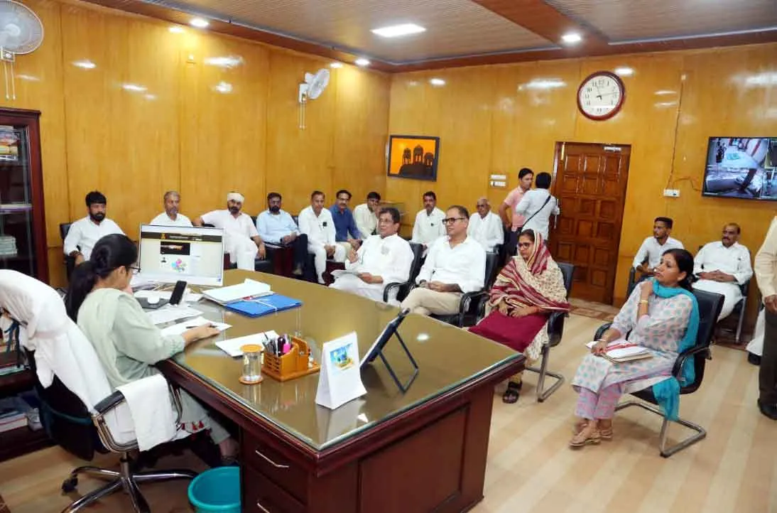 गुलाबी सुंडी व बेमौसमी बारिश से फसल में हुए खराबे का मिले मुआवजा