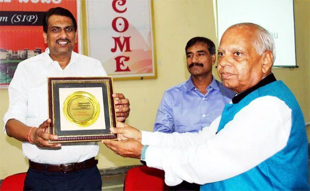 नौकरी तलाशने के बजाय रोजगार देने वाले बनें युवा : डॉ. अतुल गुप्ता
