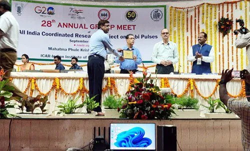चने की नई देसी किस्म मूमल विकसित करने पर डॉ. विजय प्रकाश सम्मानित