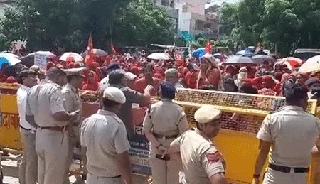 आशा वर्करों ने केंद्रीय मंत्री के कार्यालय का किया घेराव