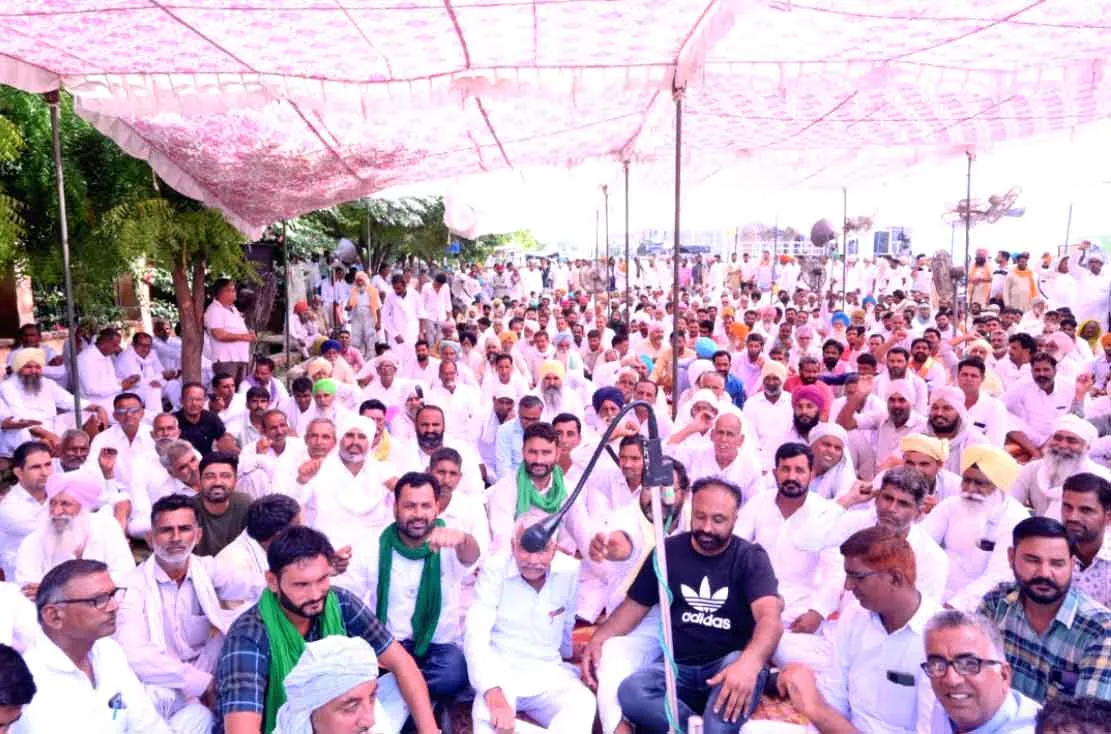 किसानों ने डाला जिला कलक्ट्रेट के सामने डेरा