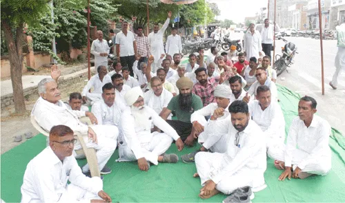 विशेष गिरदावरी की मांग, किसानों का कलक्ट्रेट पर धरना-प्रदर्शन