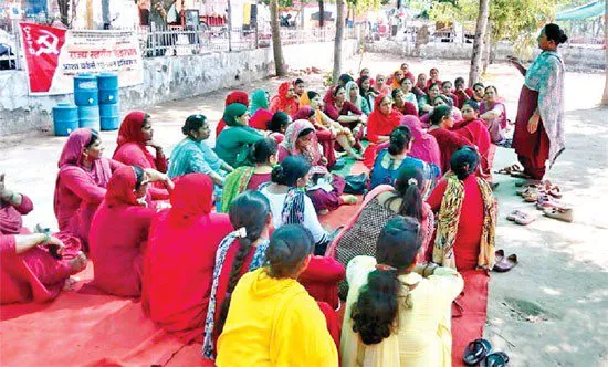आश्वासन के बावजूद भी हड़ताल पर डटी आशा वर्कर्स