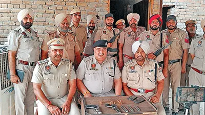 इंटरस्टेट गुमजाल नाके पर जांच दौरान बस से 2 युवक पुलिस को देखकर भागे