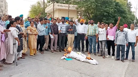 सीपीएफ कर्मचारी यूनियन ने फूंका पुतला