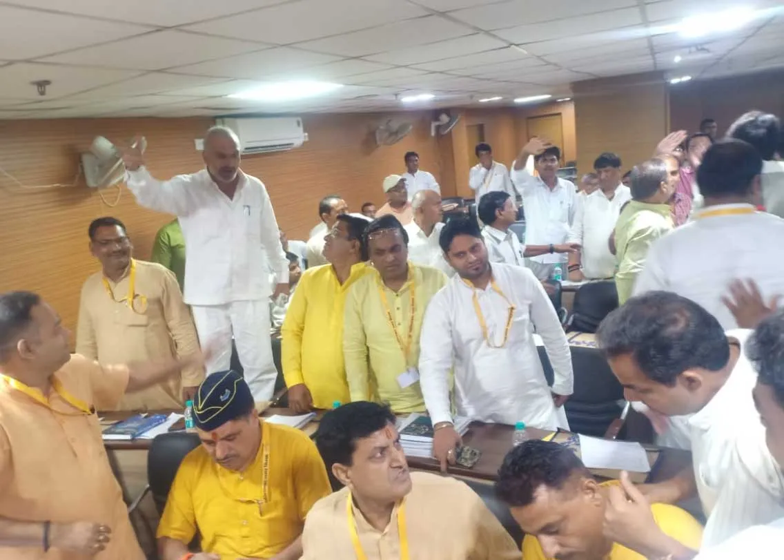 Ghaziabad: हंगामे के साथ गाजियाबाद नगर निगम बोर्ड बैठक शुरू, विकास कार्यों पर चर्चा