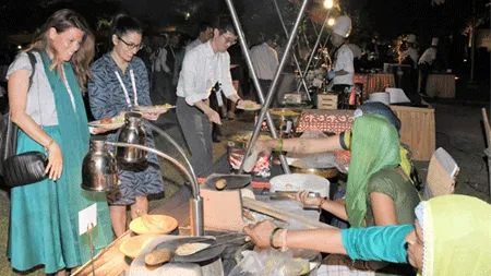 मिट्टी के चूल्हे पर बनीं ज्वार, बाजरे की रोटियों के मुरीद हुए विदेशी मेहमान