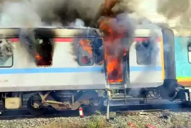 Humsafar Express Train Fire:  ‘हमसफर’ में आग से अफरा-तफरी