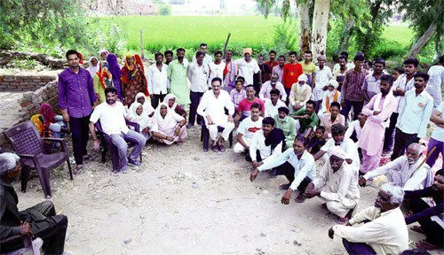 रेलवे ने हद से आगे रोपे स्लिपर, रूकवाया कार्य