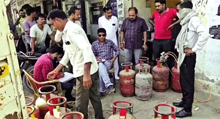 रसद विभाग ने की कार्यवाही, दर्जनों सिलेंडर तथा मोटरें जब्त