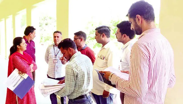 जिला निर्वाचन अधिकारी ने मतदान केन्द्रों का किया निरीक्षण