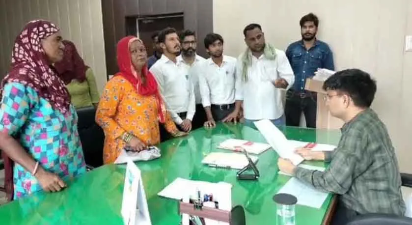 पात्र होने के बावजूद मोबाइल फोन वितरित न करने का आरोप