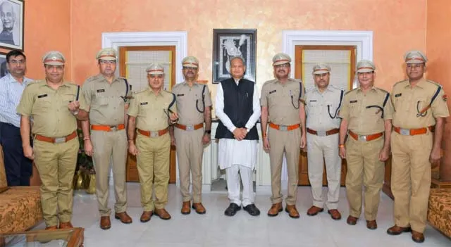IPS Officers: पदोन्नत आईपीएस अधिकारियों ने मुख्यमंत्री से की मुलाकात
