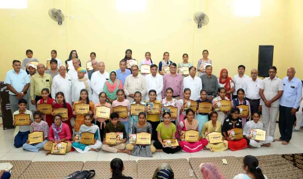 140 प्रतिभाओं को किया सम्मानित, 51 हजार की बांटी छात्रवृत्तियां
