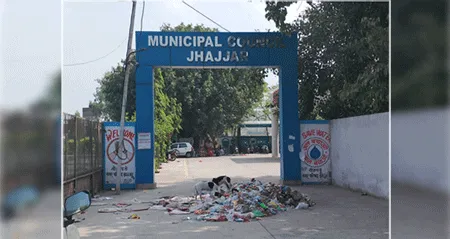 डोर-टू डोर इकट्ठा किया कूड़ा परिषद के गेट पर फेंका