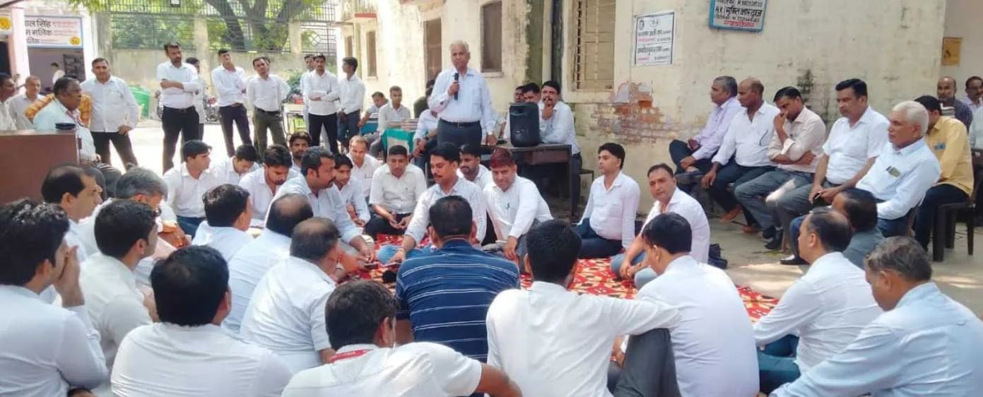 कैराना में वकीलों ने फूंका प्रदेश सरकार का पुतला, धरना-प्रदर्शन