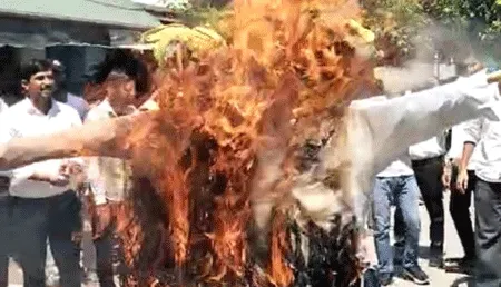 कैराना में वकीलों ने फूंका डीजीपी व मुख्य सचिव का पुतला