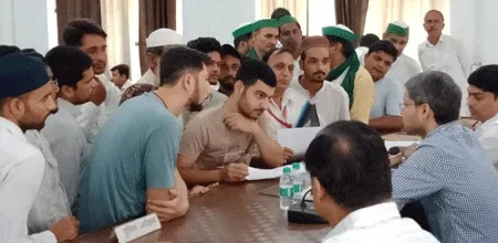 कैराना में डीएम ने सुनी फरियादियों की समस्याएं