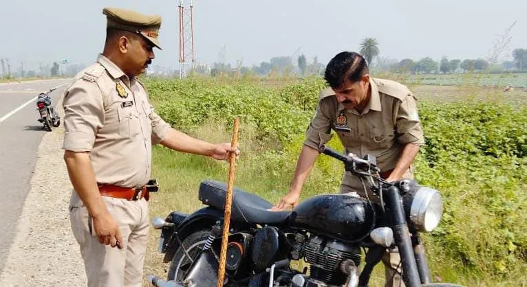 हाइवे किनारे लावारिस हालत में पड़ी मिली बुलेट