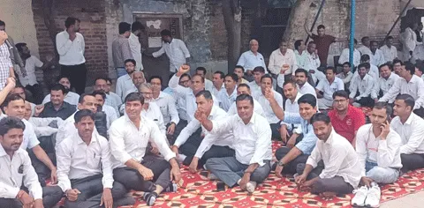 कैराना में वकीलों ने बंद कराया सब-रजिस्ट्रार ऑफिस