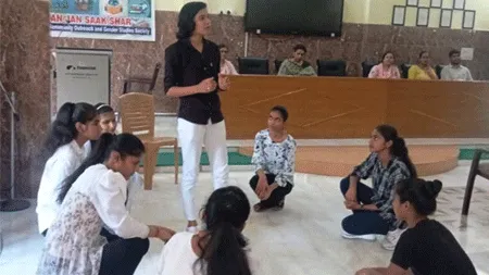 साक्षरता के प्रति जागरूक करने के लिए नुक्कड़ नाटक का आयोजन