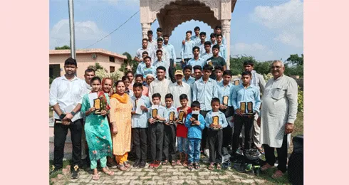 मेधावी छात्रों को किया सम्मानित