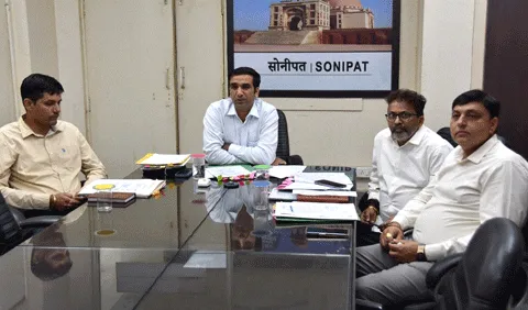 पराली जलाने वाले किसानों के खिलाफ प्रशासन द्वारा की जाएगी सख्त कार्यवाही