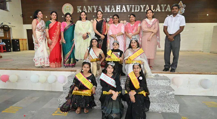सीनियर छात्राओं ने जूनियर का तिलक लगाकर किया स्वागत