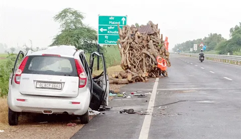 कार-ट्रॉली की हुई भिड़ंत, 4 जनों की मौत