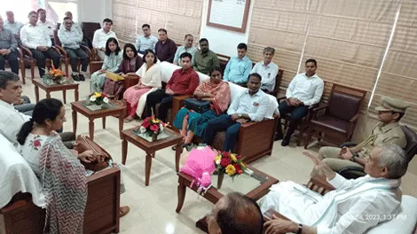 प्राकृतिक खेती को देखने पहुंचे गुजरात के मुख्य सचिव व 33 जिलों के डीसी