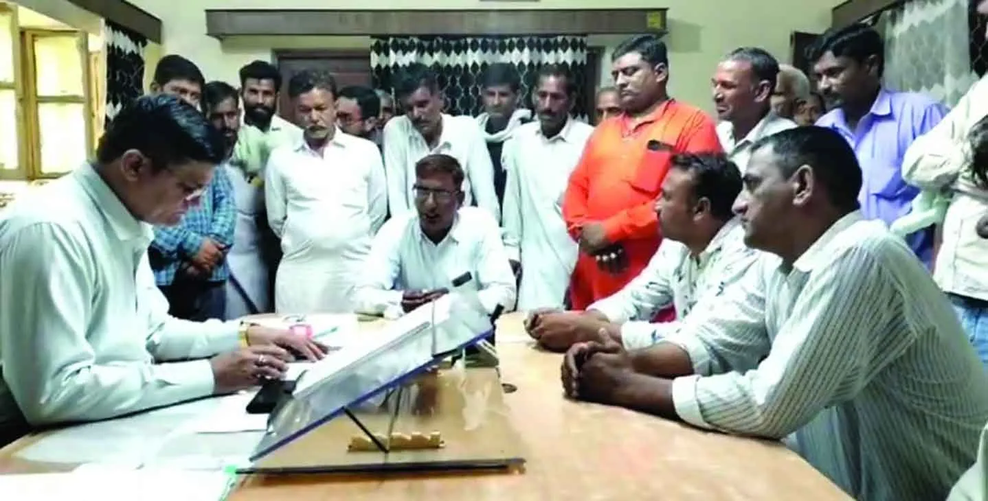 लाइनमैन पर लापरवाही का आरोप, हटाने की मांग