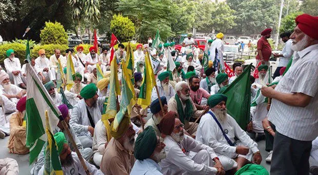 संयुक्त मोर्चा के आह्वान पर किसानों ने डीसी कार्यालय के समक्ष दिया धरना